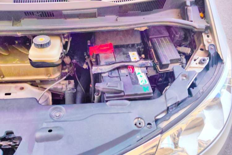 Used BYD M6 2013 2.4L Automatic Luxury Model Engine Bay Left