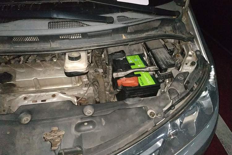 Used BYD M6 2013 2.4L Automatic Luxury Model Engine Bay Left
