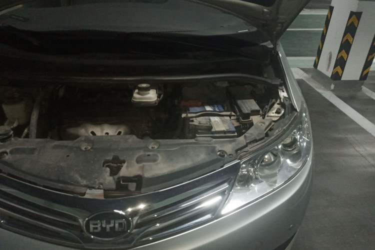 Used BYD M6 2013 2.4L Manual Luxury Model Engine Bay Left