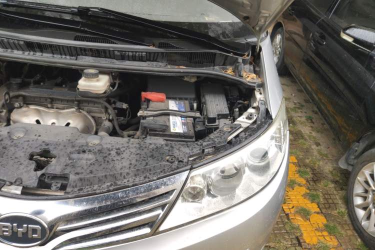 Used BYD M6 2013 2.4L Manual Luxury Model Engine Bay Left