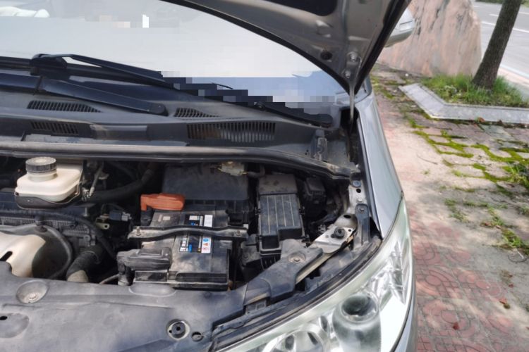 Used BYD M6 2013 2.4L Manual Luxury Model Engine Bay Left