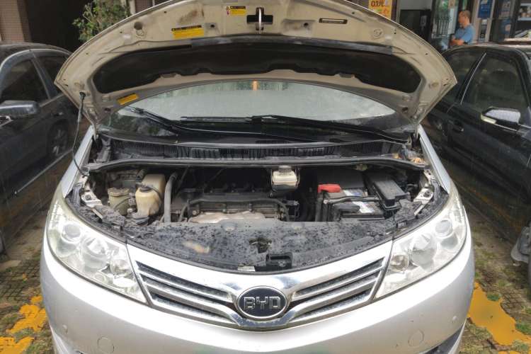 Used BYD M6 2013 2.4L Manual Luxury Model Engine Bay