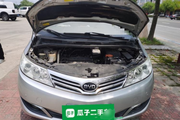 Used BYD M6 2013 2.4L Manual Luxury Model Engine Bay