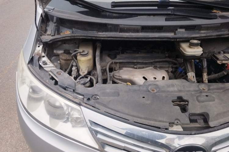 Used BYD M6 2013 2.4L Manual Luxury Model Engine Bay Right