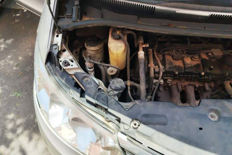 Used BYD M6 2013 2.0L Manual Comfort Edition Engine Bay Right