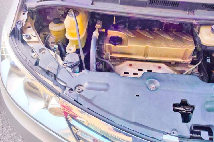 Used BYD M6 2013 2.4L Automatic Luxury Model Engine Bay Right