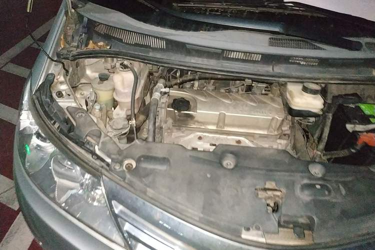Used BYD M6 2013 2.4L Automatic Luxury Model Engine Bay Right
