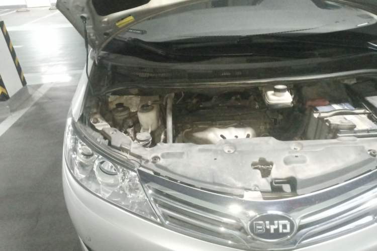 Used BYD M6 2013 2.4L Manual Luxury Model Engine Bay Right