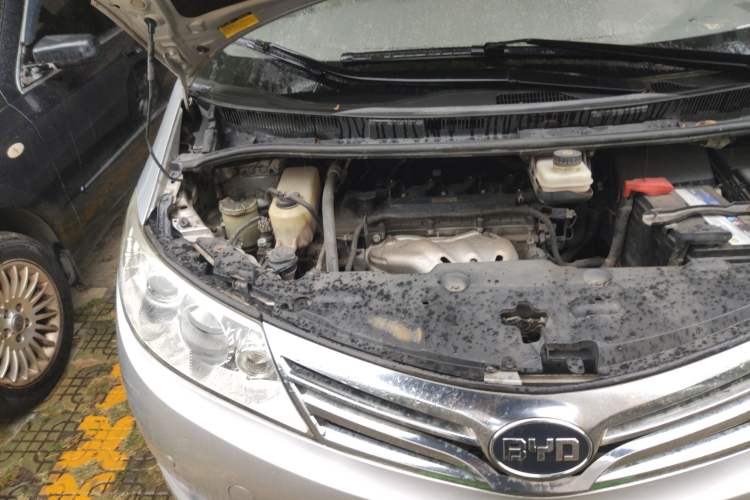 Used BYD M6 2013 2.4L Manual Luxury Model Engine Bay Right