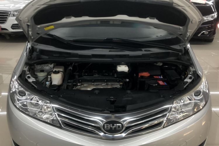 Used BYD M6 2013 2.4L Manual Luxury Model Engine Bay