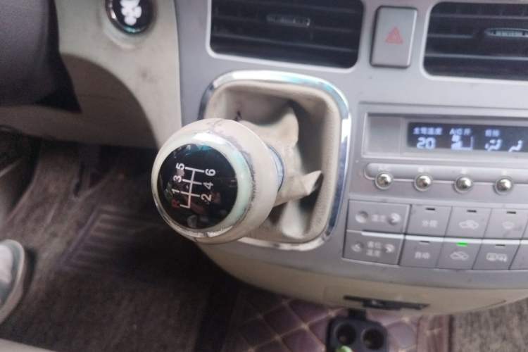 Used BYD M6 2013 2.4L Manual Luxury Model Gear Lever