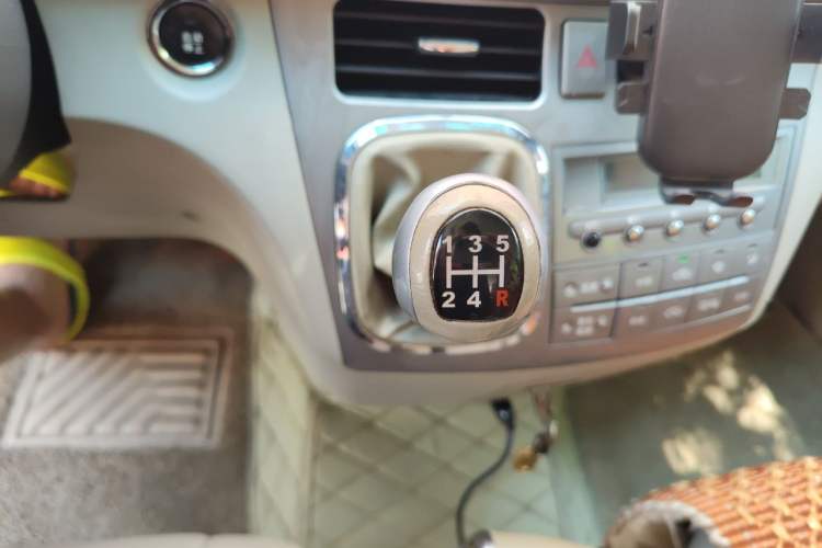 Used BYD M6 2013 2.0L Manual Comfort Edition Gear Lever