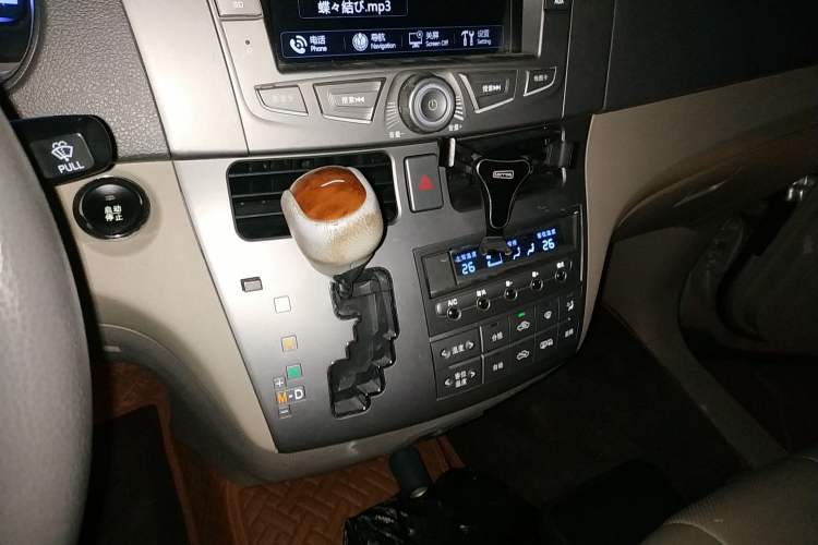 Used BYD M6 2013 2.4L Automatic Luxury Model Gear Lever