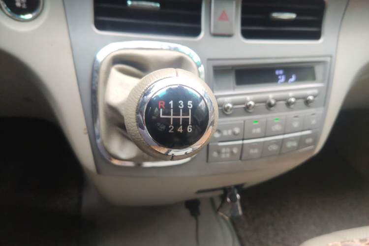 Used BYD M6 2013 2.4L Manual Luxury Model Gear Lever