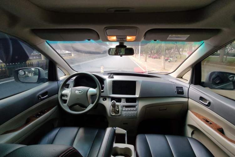 Used BYD M6 2013 2.0L Manual Comfort Edition Interior 1