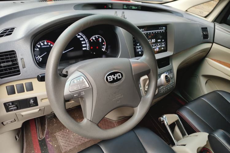 Used BYD M6 2013 2.0L Manual Comfort Edition Interior 2