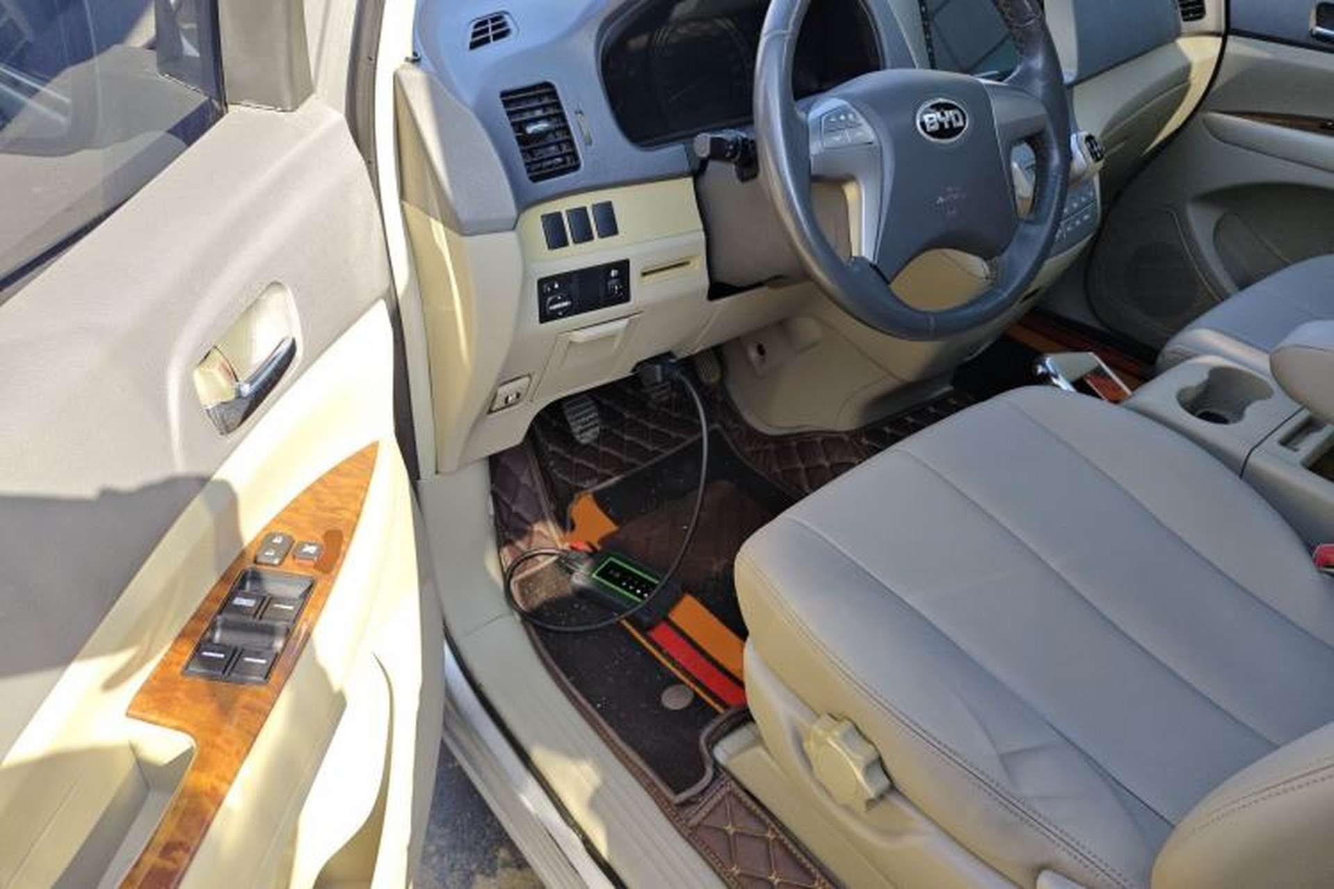 Used BYD M6 2013 2.0L Manual Comfort Edition Interior 3