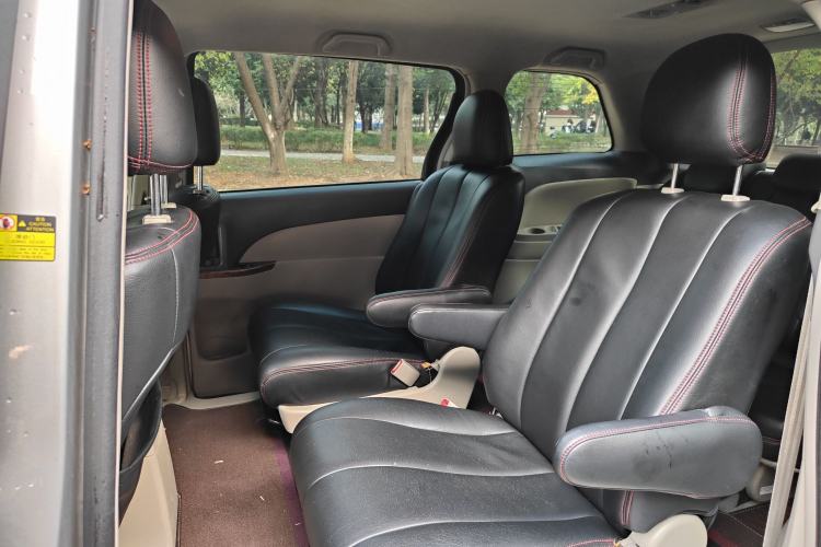 Used BYD M6 2013 2.0L Manual Comfort Edition Interior 3