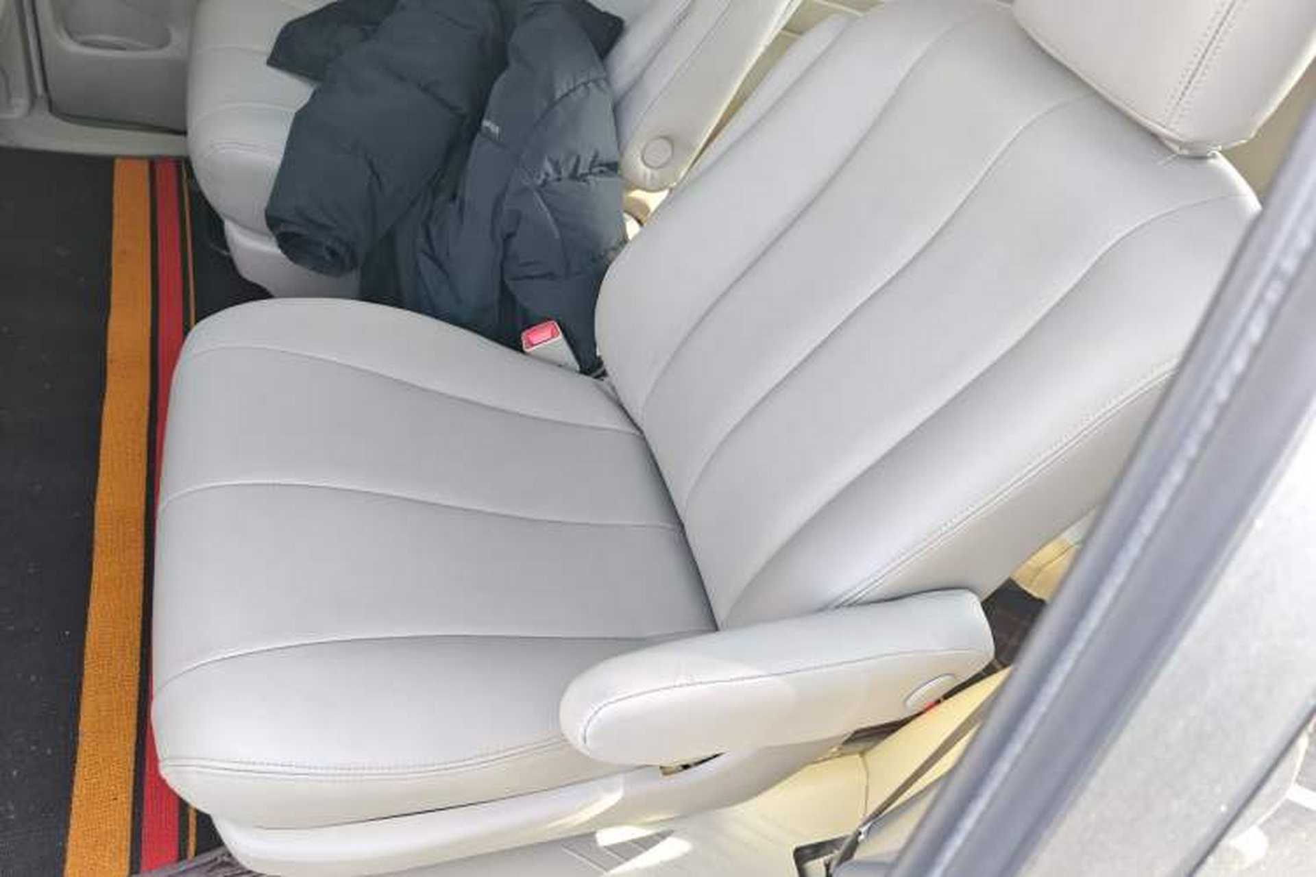 Used BYD M6 2013 2.0L Manual Comfort Edition Interior 4