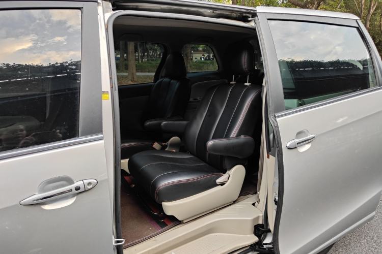 Used BYD M6 2013 2.0L Manual Comfort Edition Interior 4