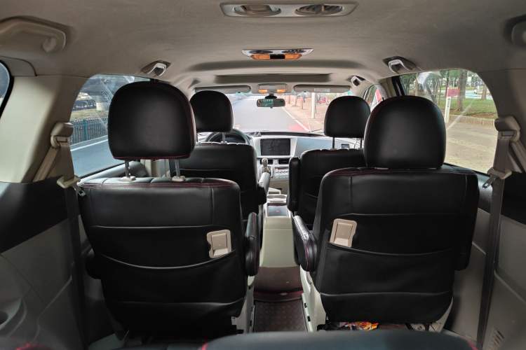 Used BYD M6 2013 2.0L Manual Comfort Edition Interior 5