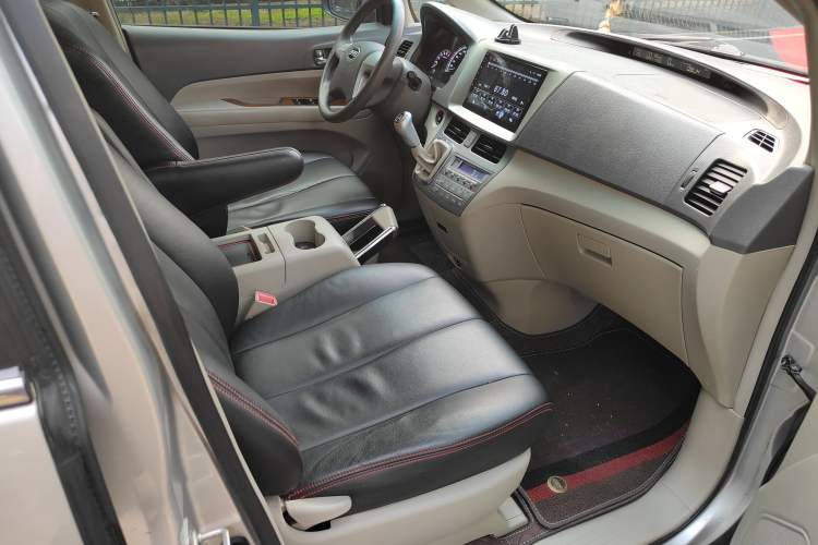 Used BYD M6 2013 2.0L Manual Comfort Edition Interior 7