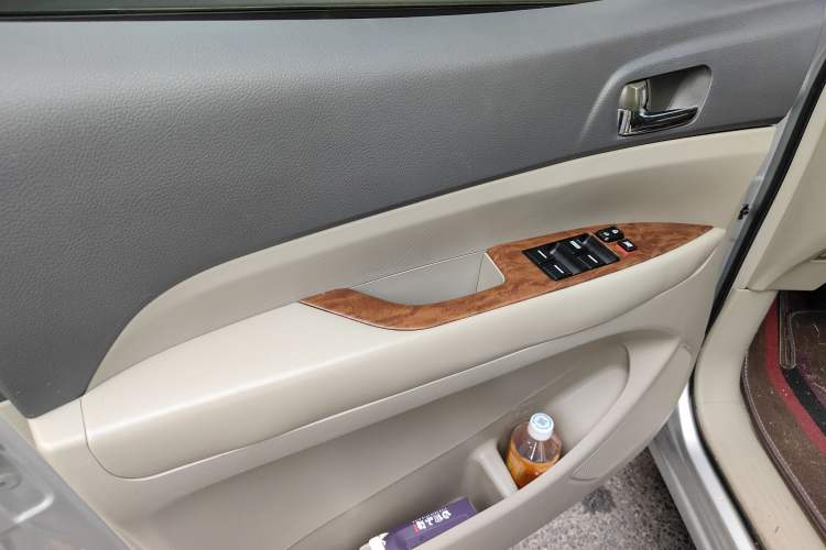 Used BYD M6 2013 2.0L Manual Comfort Edition Interior 8
