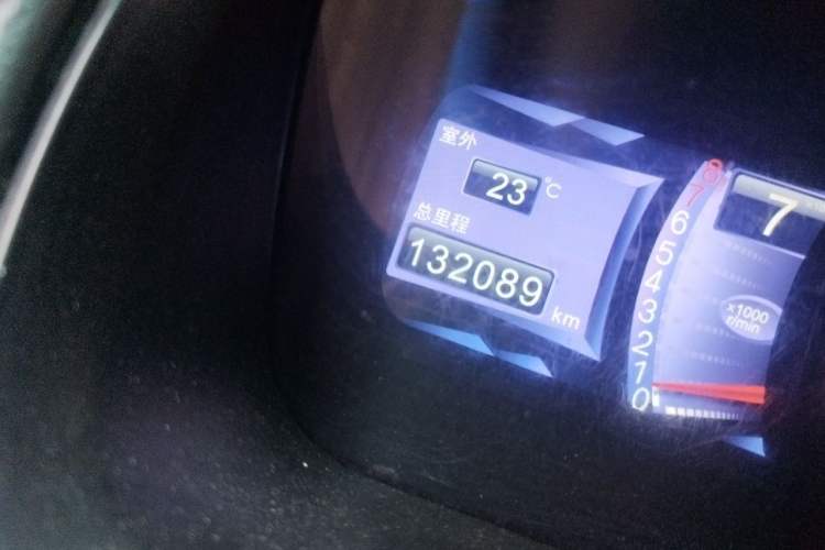 Used BYD M6 2013 2.4L Manual Luxury Model Odometer Close Up