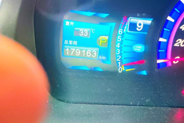 Used BYD M6 2013 2.4L Automatic Luxury Model Odometer Close Up