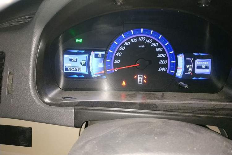 Used BYD M6 2013 2.4L Automatic Luxury Model Odometer Close Up