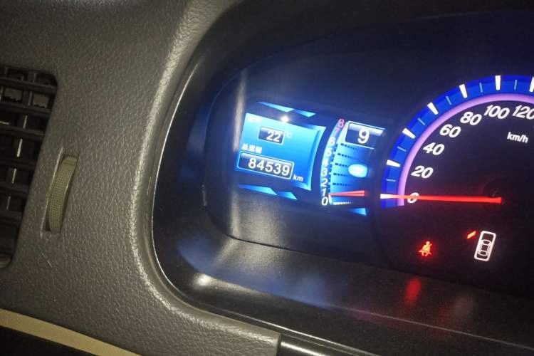 Used BYD M6 2013 2.4L Manual Luxury Model Odometer Close Up