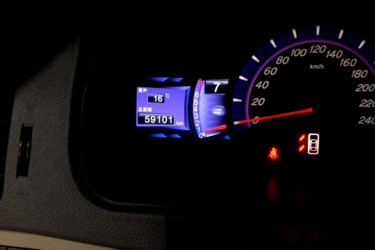 Used BYD M6 2013 2.4L Manual Luxury Model Odometer Close Up
