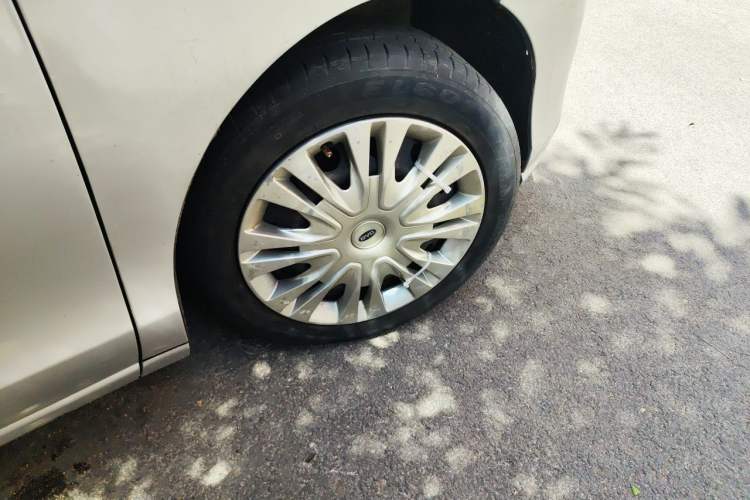 Used BYD M6 2013 2.0L Manual Comfort Edition Right Front Wheel Hub