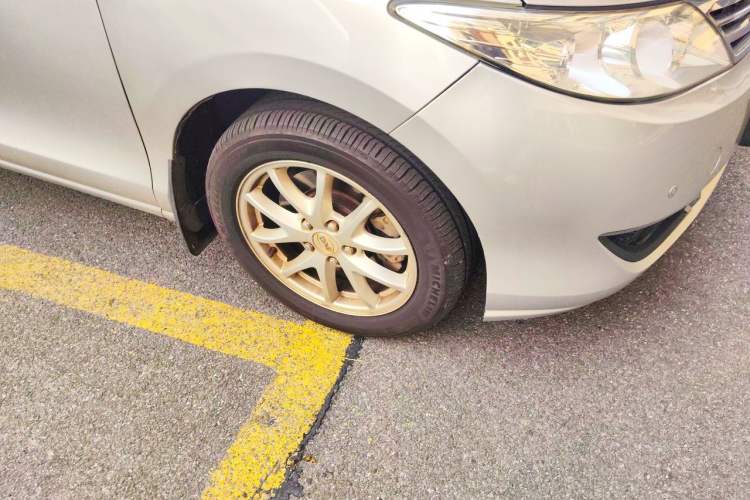 Used BYD M6 2013 2.4L Automatic Luxury Model Right Front Wheel Hub