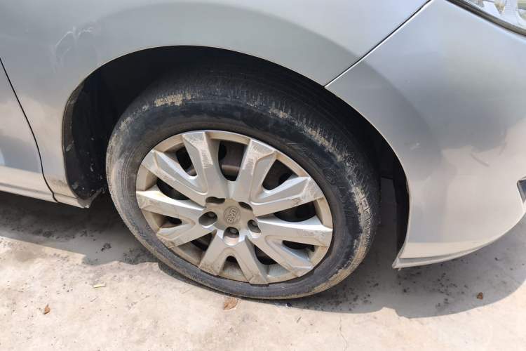Used BYD M6 2013 2.0L Manual Comfort Edition Right Front Wheel Hub