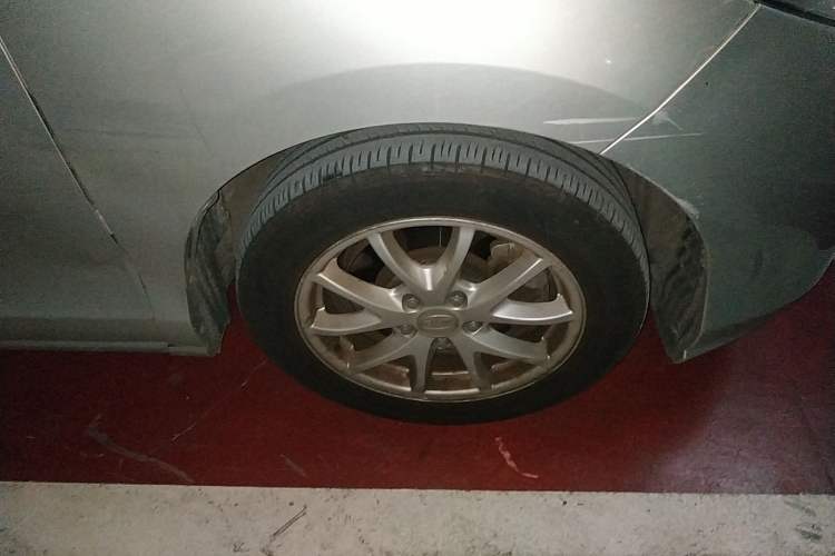 Used BYD M6 2013 2.4L Automatic Luxury Model Right Front Wheel Hub