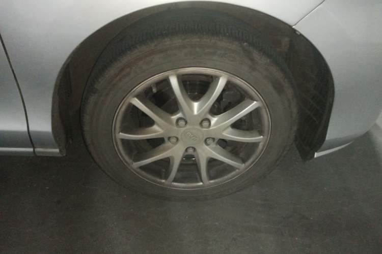 Used BYD M6 2013 2.4L Manual Luxury Model Right Front Wheel Hub