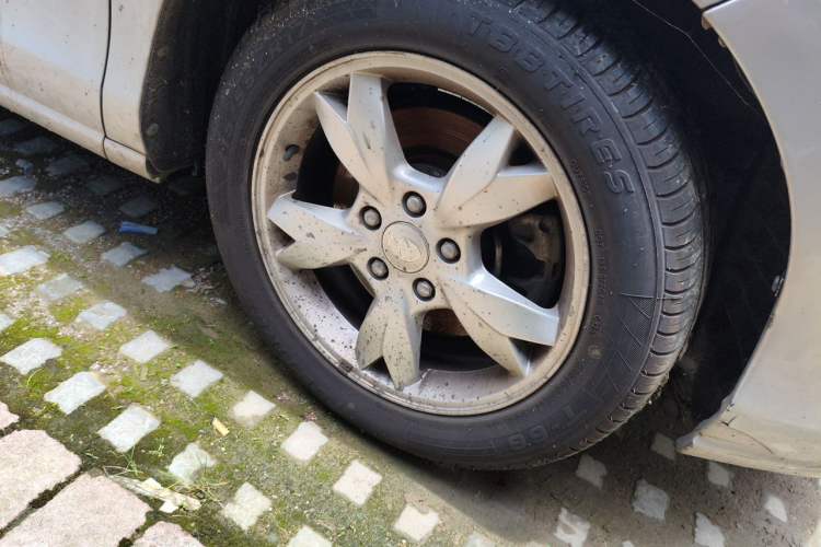 Used BYD M6 2013 2.0L Manual Comfort Edition Right Front Wheel Hub