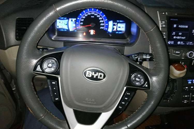 Used BYD M6 2013 2.4L Automatic Luxury Model Steering Wheel