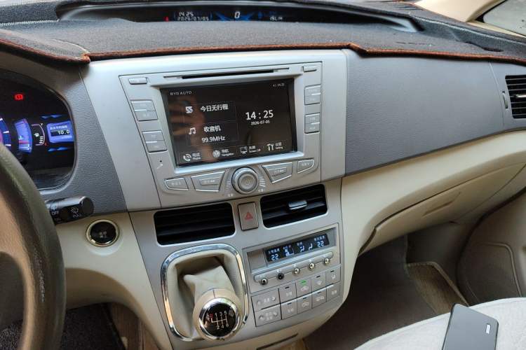 Used BYD M6 2013 2.4L Manual Luxury Model Audio And AC Panel