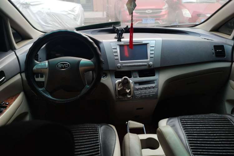 Used BYD M6 2013 2.0L Manual Comfort Edition Center Console