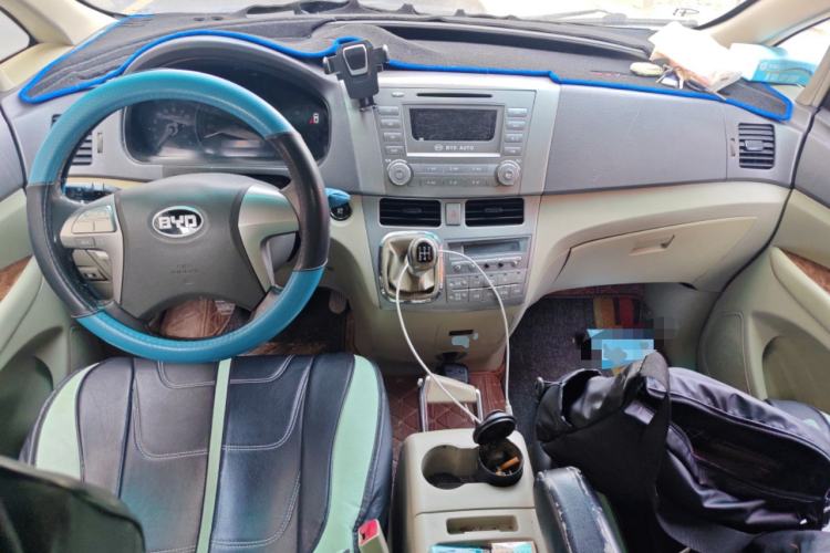 Used BYD M6 2013 2.0L Manual Comfort Edition Center Console