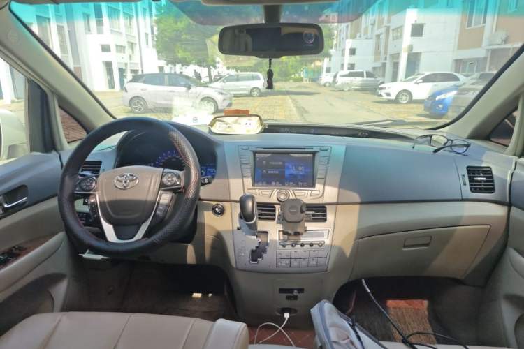 Used BYD M6 2013 2.4L Automatic Luxury Model Center Console