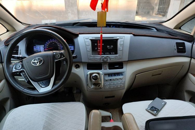 Used BYD M6 2013 2.4L Manual Luxury Model Center Console