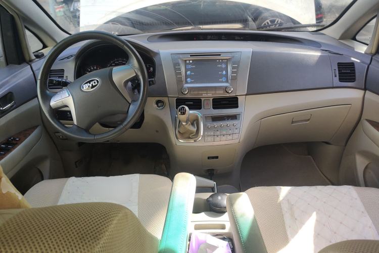 Used BYD M6 2013 2.0L Manual Comfort Edition Center Console