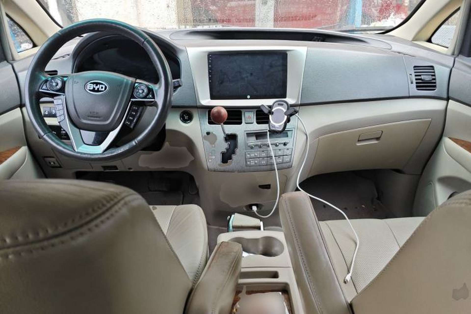 Used BYD M6 2013 2.4L Automatic Luxury Model Center Console