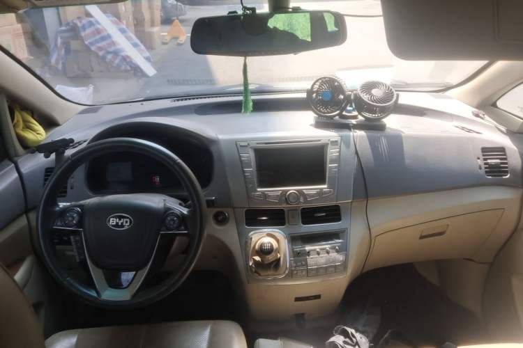Used BYD M6 2013 2.4L Manual Luxury Model Center Console