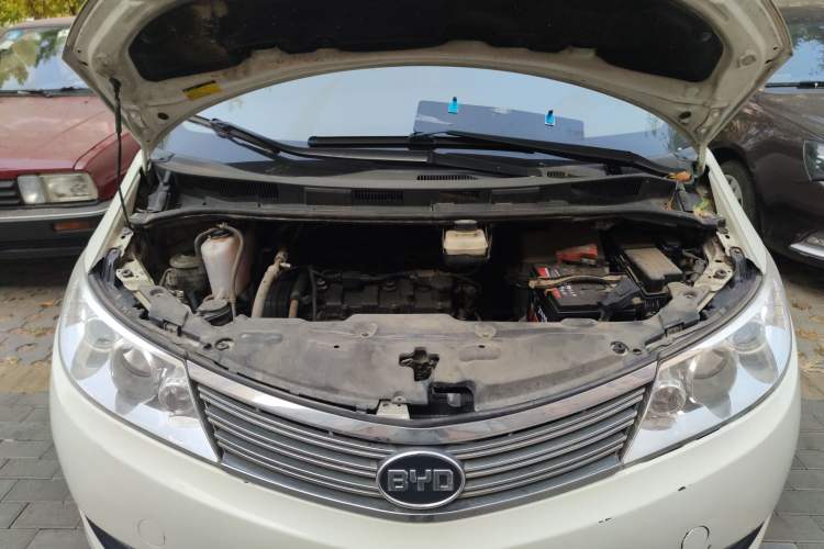 Used BYD M6 2013 2.0L Manual Comfort Edition Engine Bay