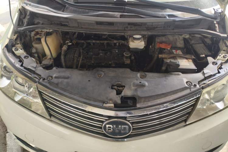 Used BYD M6 2013 2.0L Manual Comfort Edition Engine Bay
