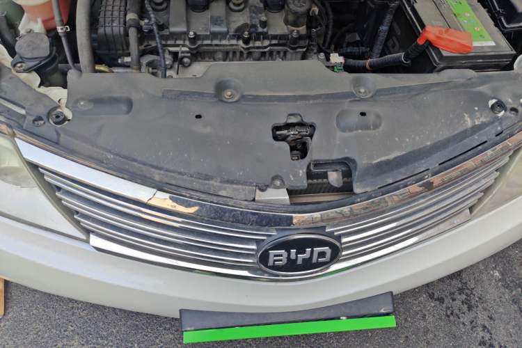 Used BYD M6 2013 2.0L Manual Comfort Edition Engine Bay